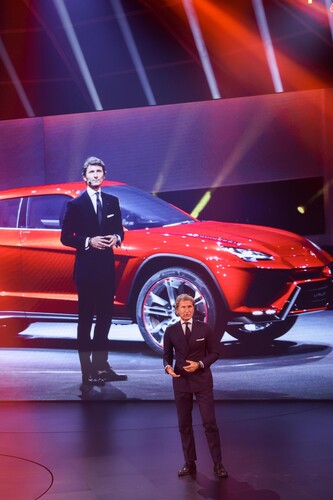 Lamborghini-Chef Stephan Winkelmann präsentiert den Urus SE, das erste Modell der Marke, das sich für ein E-Kannzechen qualifiziert.