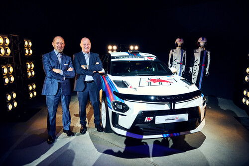 Lancia-Chef Luca Napolitano und Miki Biason, ehemaliiger Rallyeweltmeister, mit dem Ypsilon Rally 4 HF.