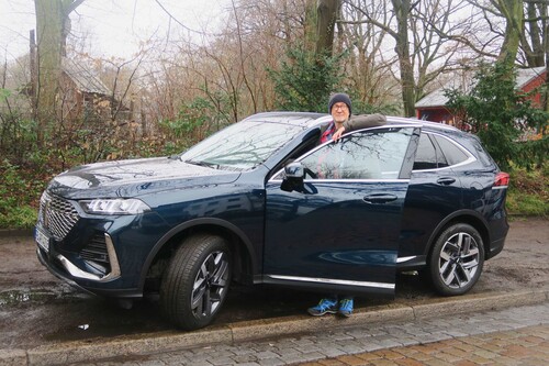 Schauspieler Peter Lohmeyer mit seinem GWM Wey 03 Plug-in Hybrid AWD 2.0.