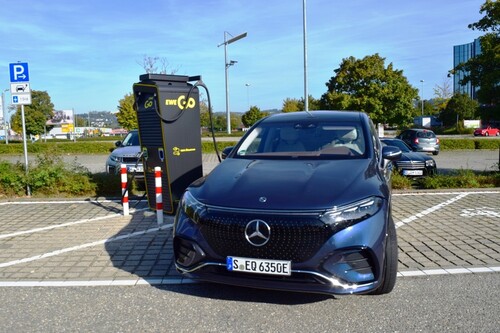 Ladestopp mit dem Mercedes-Benz EQS 450+ SUV.