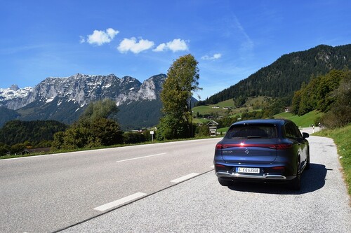 Mit dem Mercedes-Benz EQS 450+ SUV unterwegs auf der Deutschen Alpenstraße.