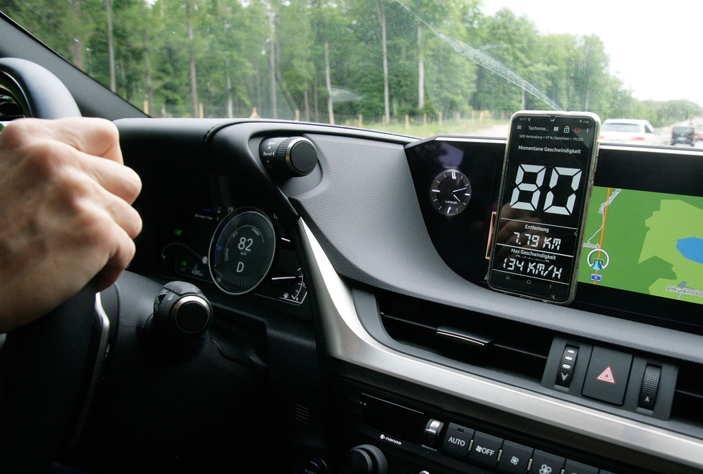 Lexus ES 300h: Außenspiegel-Kameras jetzt verfügbar