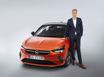 Opel-Chef Michael Lohscheller mit dem Corsa-e.