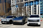 Pick-ups unter Strom: Tesla Cybertruck umrahmt vom Rivian R1T (l.) und dem Ford F-150 Lighning.