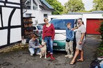 Kommt der VW ID Buzz in Frage? Die Testfamilie (von links): Sohn Matti, Hund Eddi, Mutter Jule, Sohn Emil und Vater Andreas.