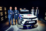 Lancia-Chef Luca Napolitano und Miki Biason, ehemaliiger Rallyeweltmeister, mit dem Ypsilon Rally 4 HF.