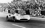 Juan Manuel Fangio in einem Mercedes-Benz W 196 R mit Stromlinienkarosserie beim Großen Preis von in Reims am 4. Juli 1954.