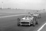 Juan Manuel Fangio, der spätere Sieger, führt im Mercedes-Benz W 196 R vor Stirling Moss beim formelfreien Großen Preis von Buenos Aires am 30. Januar 1955.