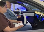 Innenraumstudie EVI (Electric Vehicle Interior) von Yanfeng: Dirk Blomeyer (r.) erklärt Autor Guido Borck die Bedienung.