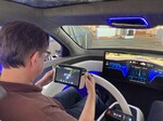 Innenraumstudie EVI (Electric Vehicle Interior) von Yanfeng: Der ausfahrbare Bildschirm in der Mittelkonsole wird zum Cokpit und Lenkrad.