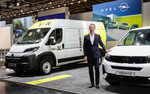 Opel-Chef Florian Huettl auf der IAA Transportation in Hannover mit dem neuen Wasserstoff-Transporter Movano Hydrogen (li).